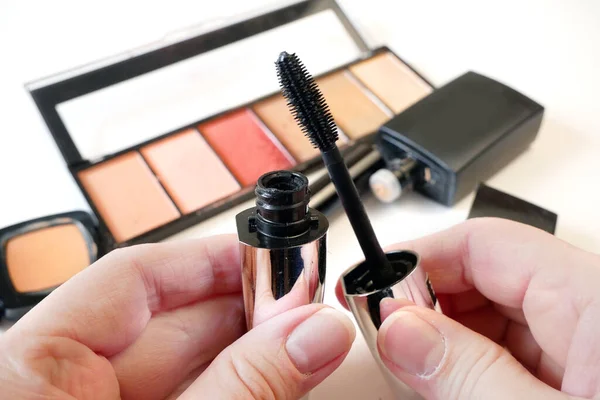 Mascara Der Hand Set Kosmetischer Make Produkte Hintergrund Lippenstift Lidschatten — Stockfoto