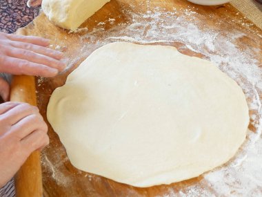 Ev yapımı mantı, ravioli veya sebzeli pelmeni yapma süreci. Tahta tahtada raviyolis pişirmeye hazır olun.