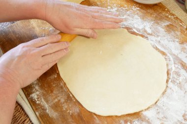 Ev yapımı mantı, ravioli veya sebzeli pelmeni yapma süreci. Tahta tahtada raviyolis pişirmeye hazır olun.