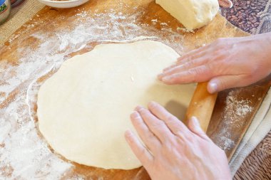 Ev yapımı mantı, ravioli veya sebzeli pelmeni yapma süreci. Tahta tahtada raviyolis pişirmeye hazır olun.