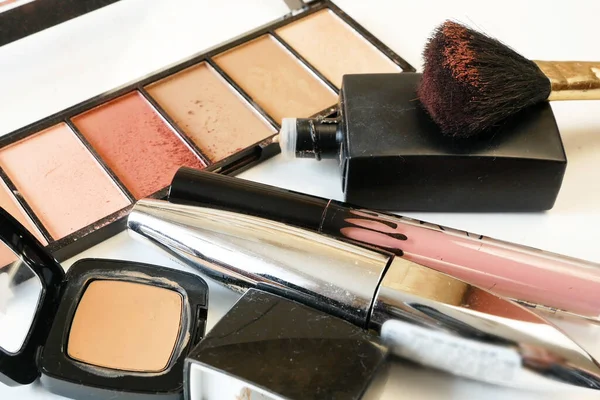 リップスティックと化粧品化粧品のセット背景 アイシャドウ ブラシ パウダー リップグロス クローズアップ — ストック写真