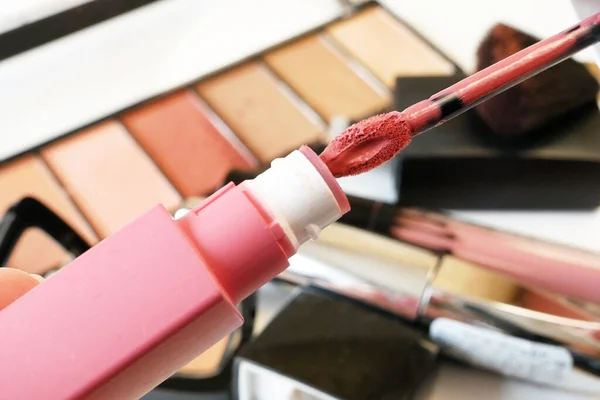 Läppstift Och Uppsättning Kosmetiska Makeup Produkter Bakgrund Läppstift Ögonskuggor Borste — Stockfoto
