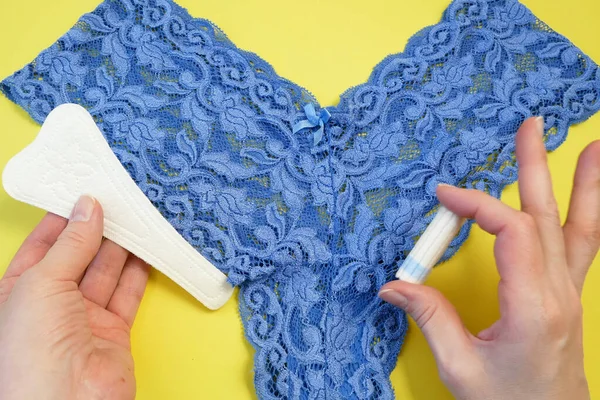 Celana Dalam Serbet Dan Tampon Tampon Menstruasi Dan Bantalan Pada — Stok Foto