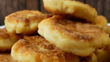 Peynirli ve yeşillikli kreplerin yakın çekim görüntüleri, Khachapuri