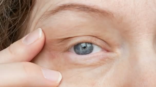 Closeup Footage Middle Aged Woman Doing Corrective Eye Makeup Correct — Stock Video