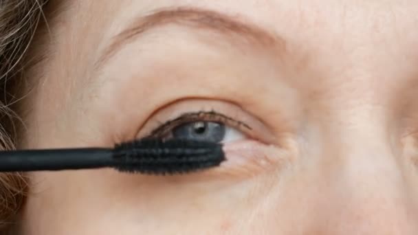 Imágenes Primer Plano Una Mujer Mediana Edad Haciendo Maquillaje Ojos — Vídeos de Stock