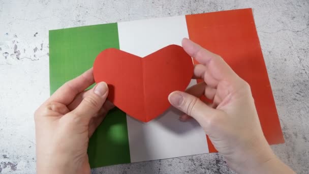 Encanta Italia Imágenes Las Manos Sosteniendo Símbolo Rojo Del Corazón — Vídeos de Stock