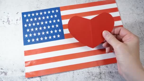 Aku Suka Amerika Serikat Footage Hands Holding Red Heart Symbol — Stok Video