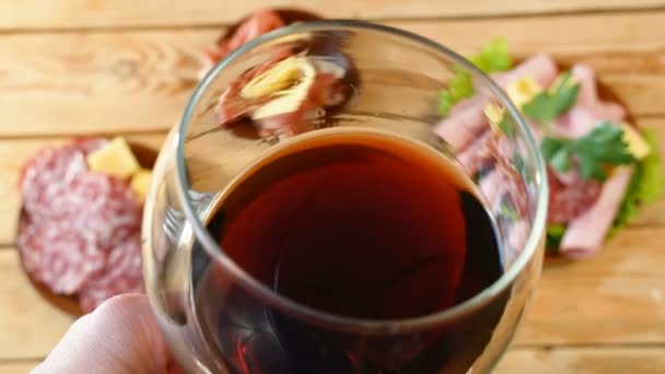 Bardakta Kırmızı Şarap Soğuk Tütsülenmiş Tabağı Antipasto Ahşap Tabakta Şarap — Stok video