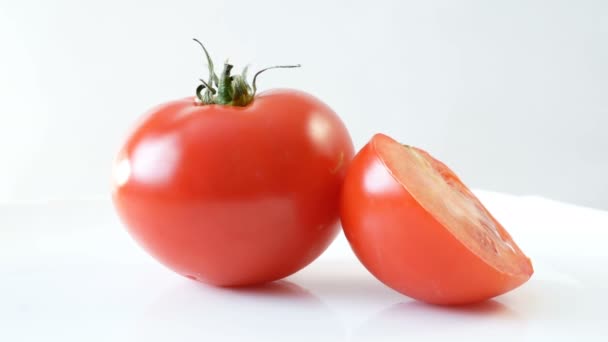 Zbliżenie Materiał Filmowy Świeżych Pomidorów Izolowanych Białym Tle — Wideo stockowe