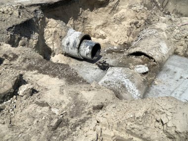 Şehrin su ve kanalizasyon tesisatı, boruların ve kilit cihazlarının tamiri. Kumlu topraklardaki eski boruların değiştirilmesi