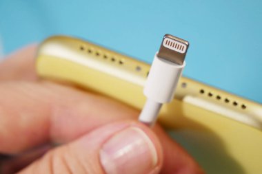 Cep telefonu beyaz kabloyu şarj ediyor, USB şarj prizleri, kapatma