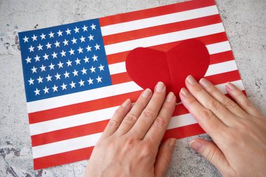 ABD 'yi seviyorum. Amerikan bayrağı arka planında kırmızı kalp sembolü. 4 Temmuz 'da Amerika' nın Bağımsızlık Günü yaklaşıyor.