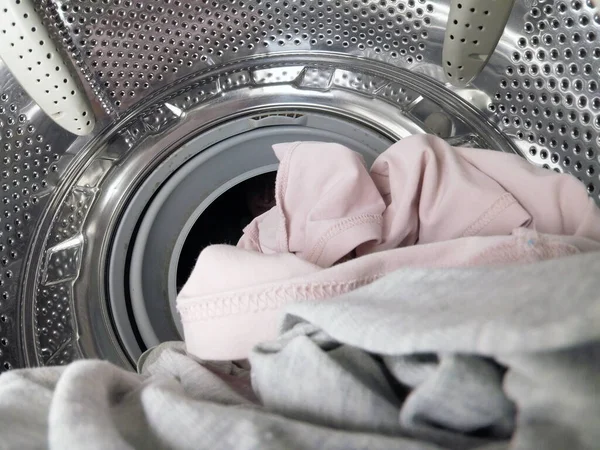 Meçhul Kadın Çamaşırları Çamaşır Makinesine Çamaşır Makinesinin Içine Koyuyor — Stok fotoğraf
