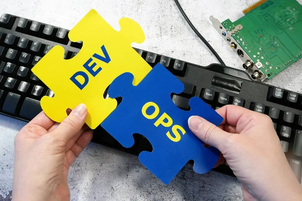 Dev ve Harekât Merkezi 'ne el salla. Yazılım mühendisliği kültürü ve yazılım geliştirme ve işletim uygulaması için DevOps kavramı, yakın plan