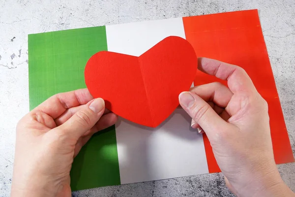 Jag Älskar Italien Händerna Håller Rött Hjärta Symbol Italienska Flaggan — Stockfoto