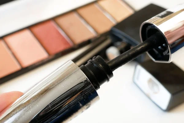 Mascara Och Uppsättning Kosmetiska Makeup Produkter Bakgrund Läppstift Ögonskuggor Borste — Stockfoto
