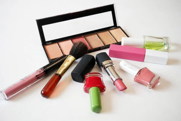 Läppstift Och Uppsättning Kosmetiska Makeup Produkter Bakgrund Läppstift Ögonskuggor Borste — Stockfoto