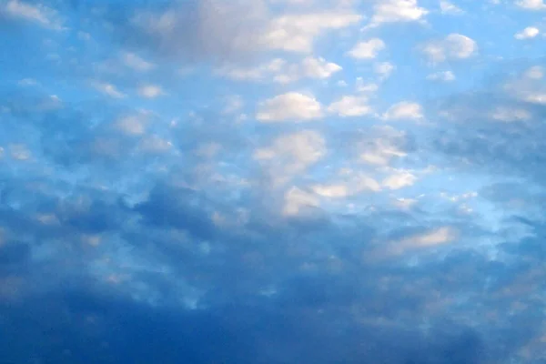 Dramatyczne Niebo Niebo Niebieskimi Białymi Chmurami Zbliżenie — Zdjęcie stockowe