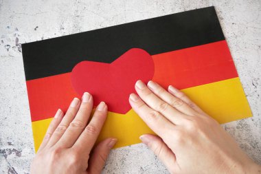 Almanya 'yı seviyorum. Almanya bayraklı arka planda kırmızı kalp sembolü. Alman Birliği Günü - 3 Ekim, yakın plan