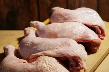 Taze Çiğ Tavuk Bacağı Düzenleme, ahşap arka planda but, pişirmek için malzemeli et. Yakın çekim.