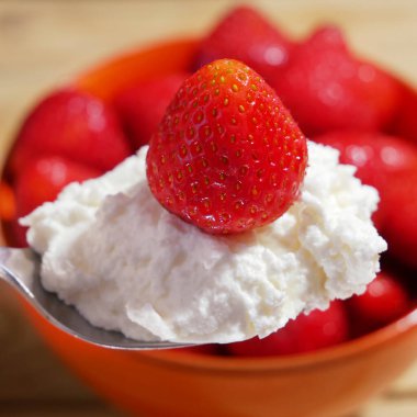 Beyaz tabakta çilek soslu süzme peynir, sağlıklı kahvaltı, yakın plan.