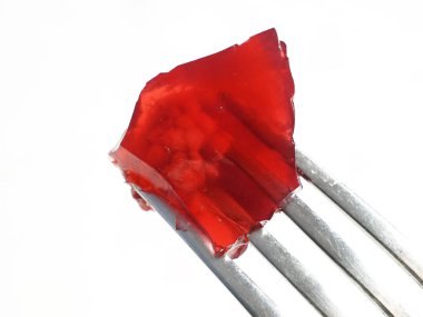 Taze çilekli meyve jölesi. Sağlıklı yiyecekler. Beyaz arka planda çilek reçeli. Meyve reçelli ve taze çilekli yaz tatlısı. Yakın çekim.