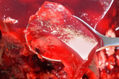 Taze çilekli meyve jölesi. Sağlıklı yiyecekler. Beyaz arka planda çilek reçeli. Meyve reçelli ve taze çilekli yaz tatlısı. Yakın çekim.