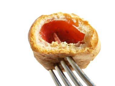 Kremalı pasta veya beyaz arka planda çilekle dolu profiterol, yakın plan.