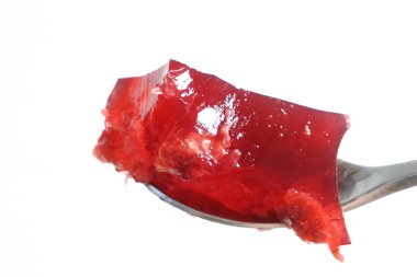 Taze çilekli meyve jölesi. Sağlıklı yiyecekler. Beyaz arka planda çilek reçeli. Meyve reçelli ve taze çilekli yaz tatlısı. Yakın çekim.