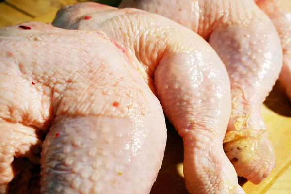 Taze Çiğ Tavuk Bacağı Düzenleme, ahşap arka planda but, pişirmek için malzemeli et. Yakın çekim.