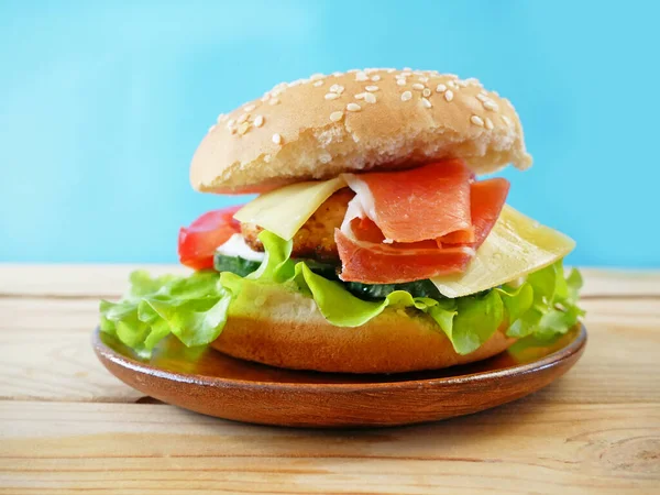 Cheeseburger Mit Rindfleisch Tomate Salat Und Zwiebeln Auf Holztisch Nahaufnahme — Stockfoto