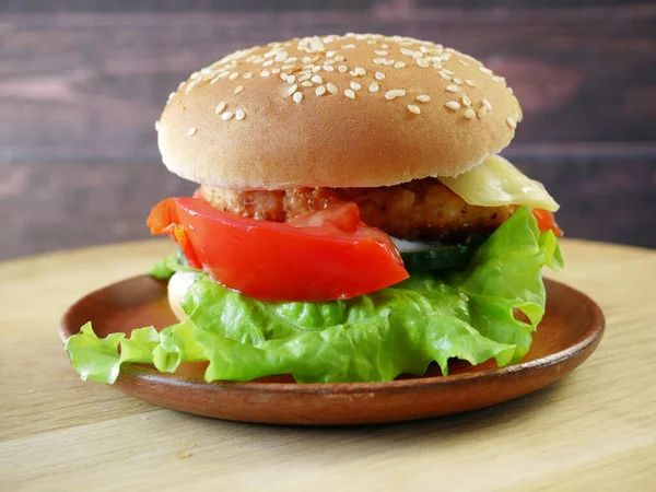 Cheeseburger Beef Tomato Lettuce Onion Wooden Table Closeup — Stock Photo, Image