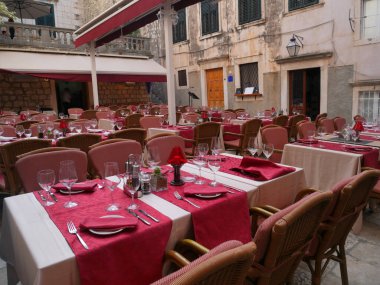 Kilitleme sırasında boş sokak kafeleri, Coronavirus karantinası, eski kasabada Cafe Terrace, açık veranda sandalyesi ve kafe restoranındaki masa.