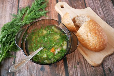 Kırsal ahşap arka planda sebzeli detoks çorbası, üst manzara. Temiz yemek, diyet, vejetaryen, vejetaryen, sağlıklı gıda konsepti