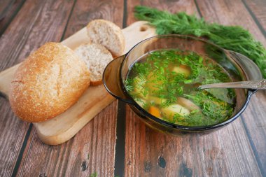 Kırsal ahşap arka planda sebzeli detoks çorbası, üst manzara. Temiz yemek, diyet, vejetaryen, vejetaryen, sağlıklı gıda konsepti