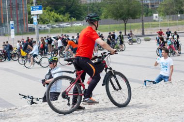 Bisiklet yarış tekerlekleri bisiklet yolu yarışı, bir grup bisikletçi sporcu tam hız, açık havada