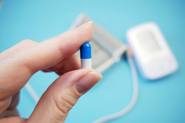 hipertansiyon tedavisi, yüksek tansiyon tedavisi konsepti, basınç ve nabız kontrolü, sağlık günleri, yakın çekim