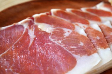 Ahşap arka planda Jamon 'un Dilimleri, yakın plan