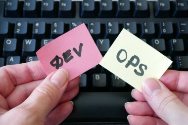 Eller klavye çıkartması DevOps 'a. Yazılım mühendisliği kültürü ve yazılım geliştirme ve işletim uygulaması için DevOps kavramı, yakın plan