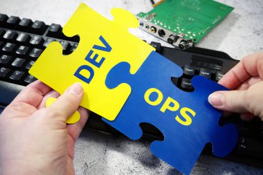 Eller klavye çıkartması DevOps 'a. Yazılım mühendisliği kültürü ve yazılım geliştirme ve işletim uygulaması için DevOps kavramı, yakın plan