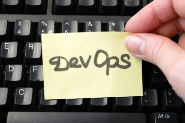 Eller klavye çıkartması DevOps 'a. Yazılım mühendisliği kültürü ve yazılım geliştirme ve işletim uygulaması için DevOps kavramı, yakın plan