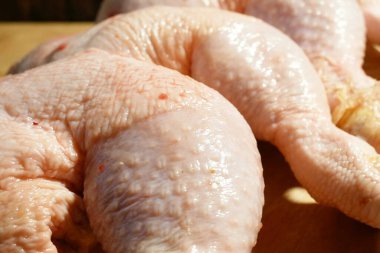 Taze Çiğ Tavuk Bacağı Düzenleme, ahşap arka planda but, pişirmek için malzemeli et. Yakın çekim.