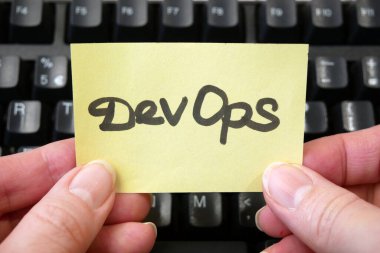 Eller klavye çıkartması DevOps 'a. Yazılım mühendisliği kültürü ve yazılım geliştirme ve işletim uygulaması için DevOps kavramı, yakın plan