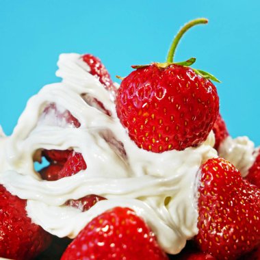 Taze Çilek ve Krem şantili, yakın plan.