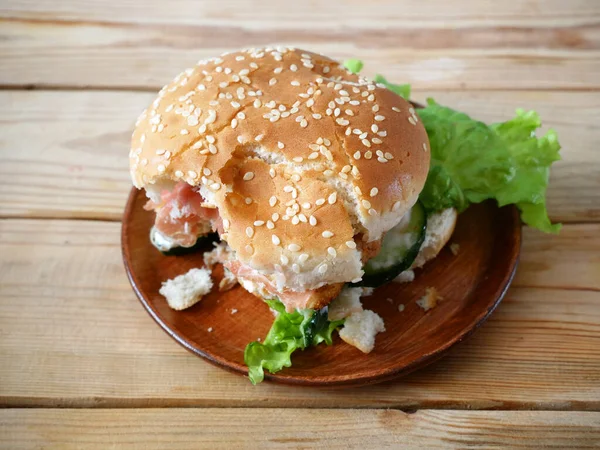 Bitten Burger Beef Tomato Lettuce Onion Wooden Table Closeup — Stock Photo, Image