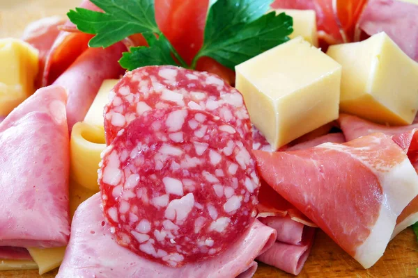 Soğuk Tütsülenmiş Tabağı Antipasto Ahşap Tabaklar Dilimlenmiş Jambon Jambon Jambon — Stok fotoğraf