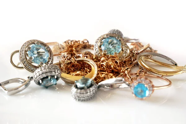 Arany Ékszerek Gyűrűkkel Fülbevalókkal Arany Lánccal Zálogház Koncepció Közelkép — Stock Fotó