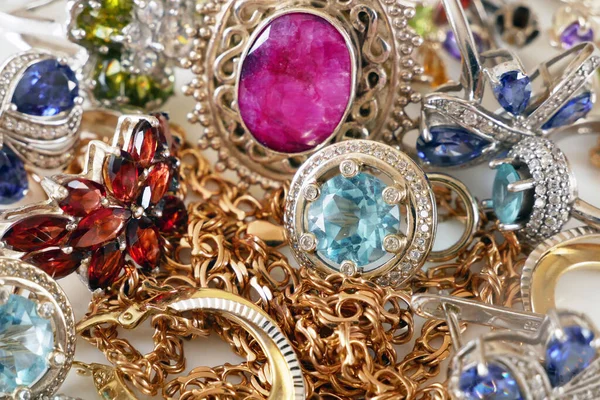 Χρυσά Κοσμήματα Δαχτυλίδια Σκουλαρίκια Και Χρυσή Αλυσίδα Ενεχυροδανειστήριο Έννοια Closeup — Φωτογραφία Αρχείου