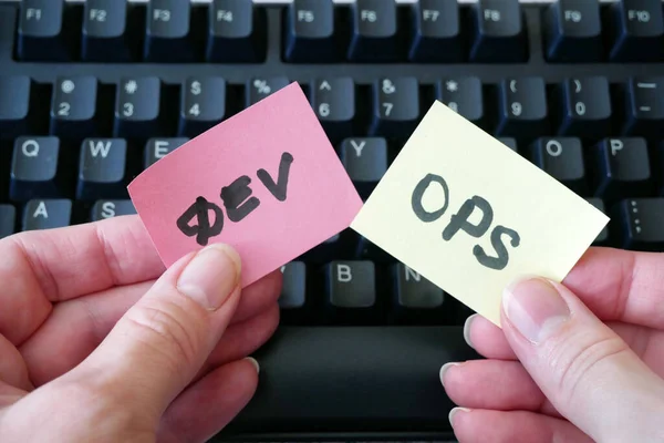 手放键盘贴纸Devops 软件工程文化的Devops概念及软件开发 特写的实践 — 图库照片